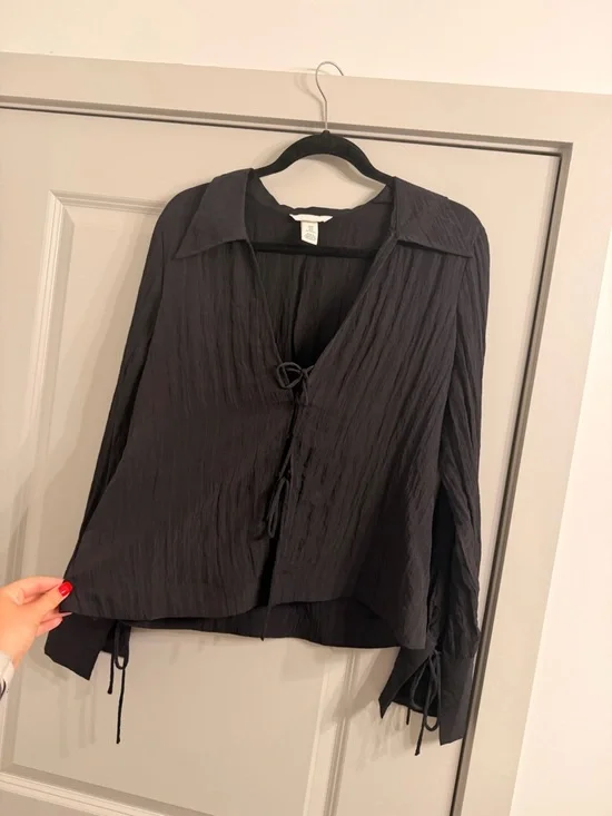 Super Soft Crinkled H&M Tie Blouse - Picture 4 of 4